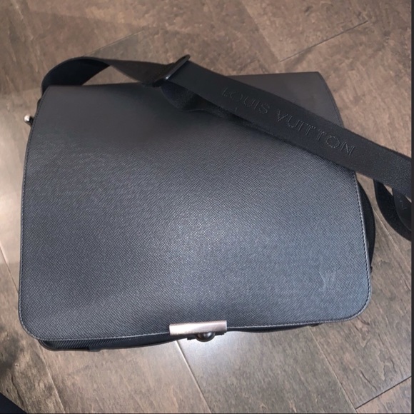 Black Louis Vuitton Messenger Bag - Picture 5 of 9